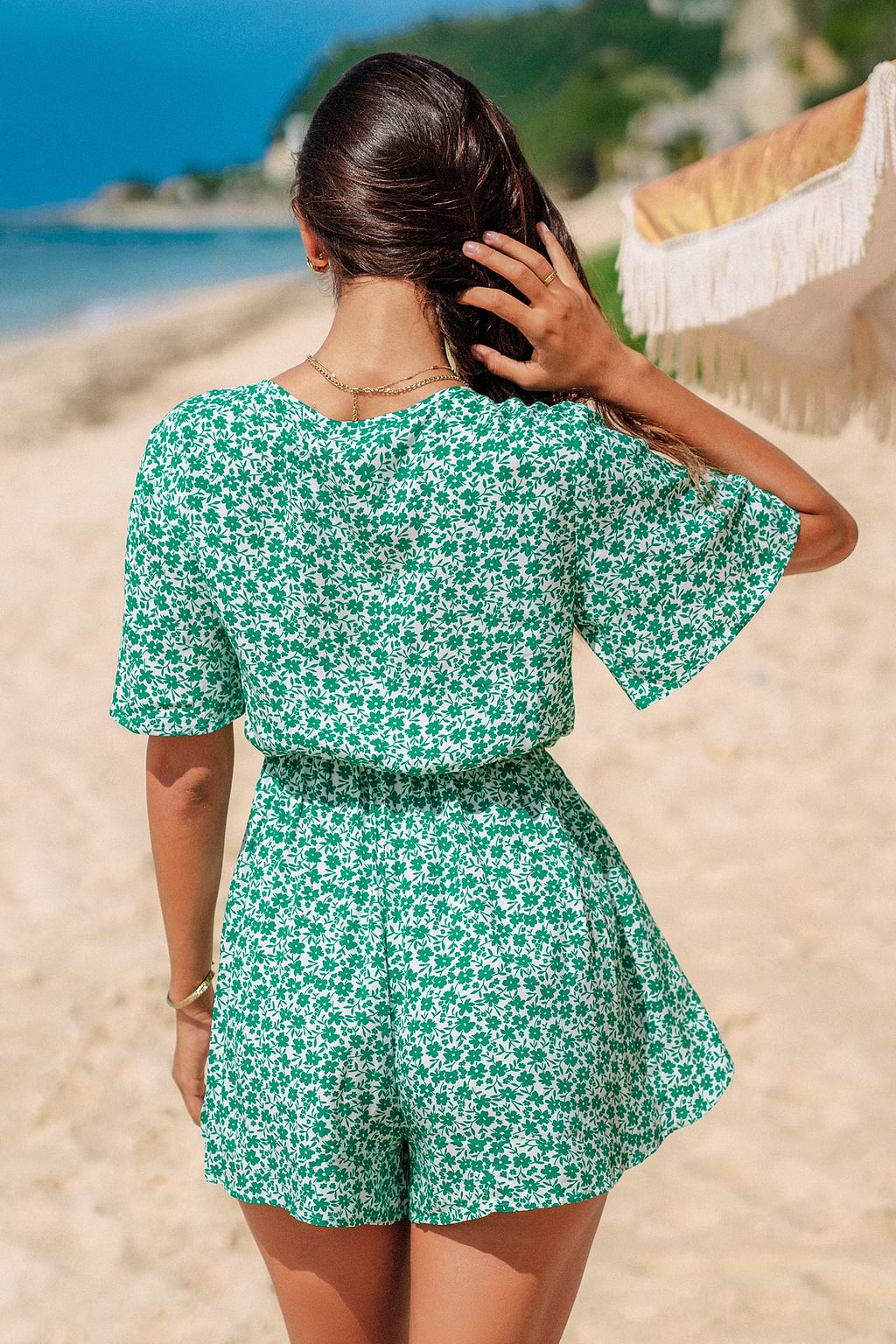 Groen en wit ditsy rompertje met strik aan de voorkant