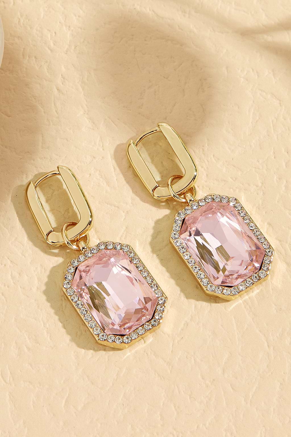 Goldfarbene Ohrhänger mit rosa und klarem Kristall