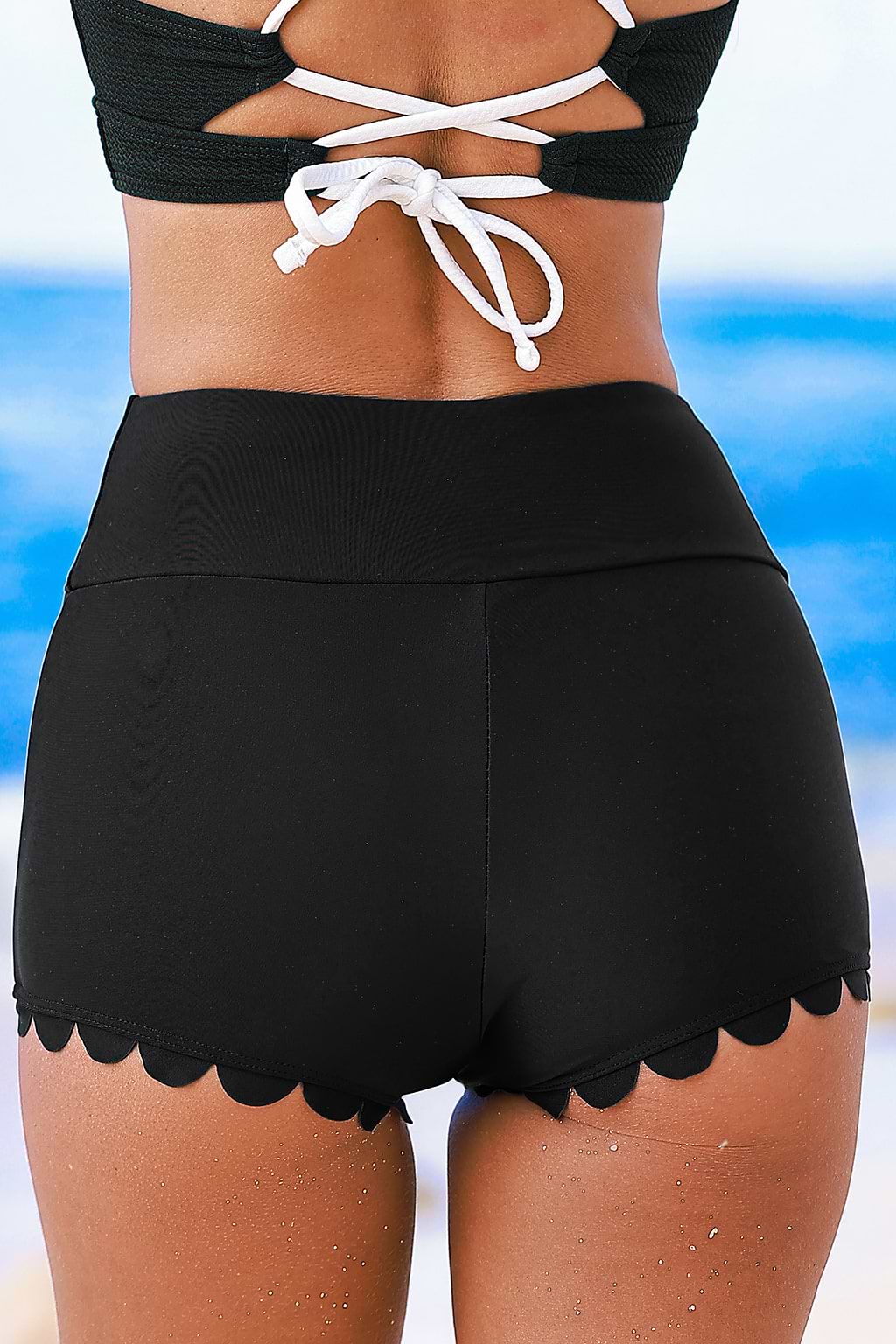 Braguitas de baño de cobertura total retro con dobladillo festoneado en negro