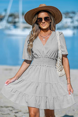 Zwart-witte mini-jurk met gesmokte taille en krijtstreep-Cupshe EU - Main Image