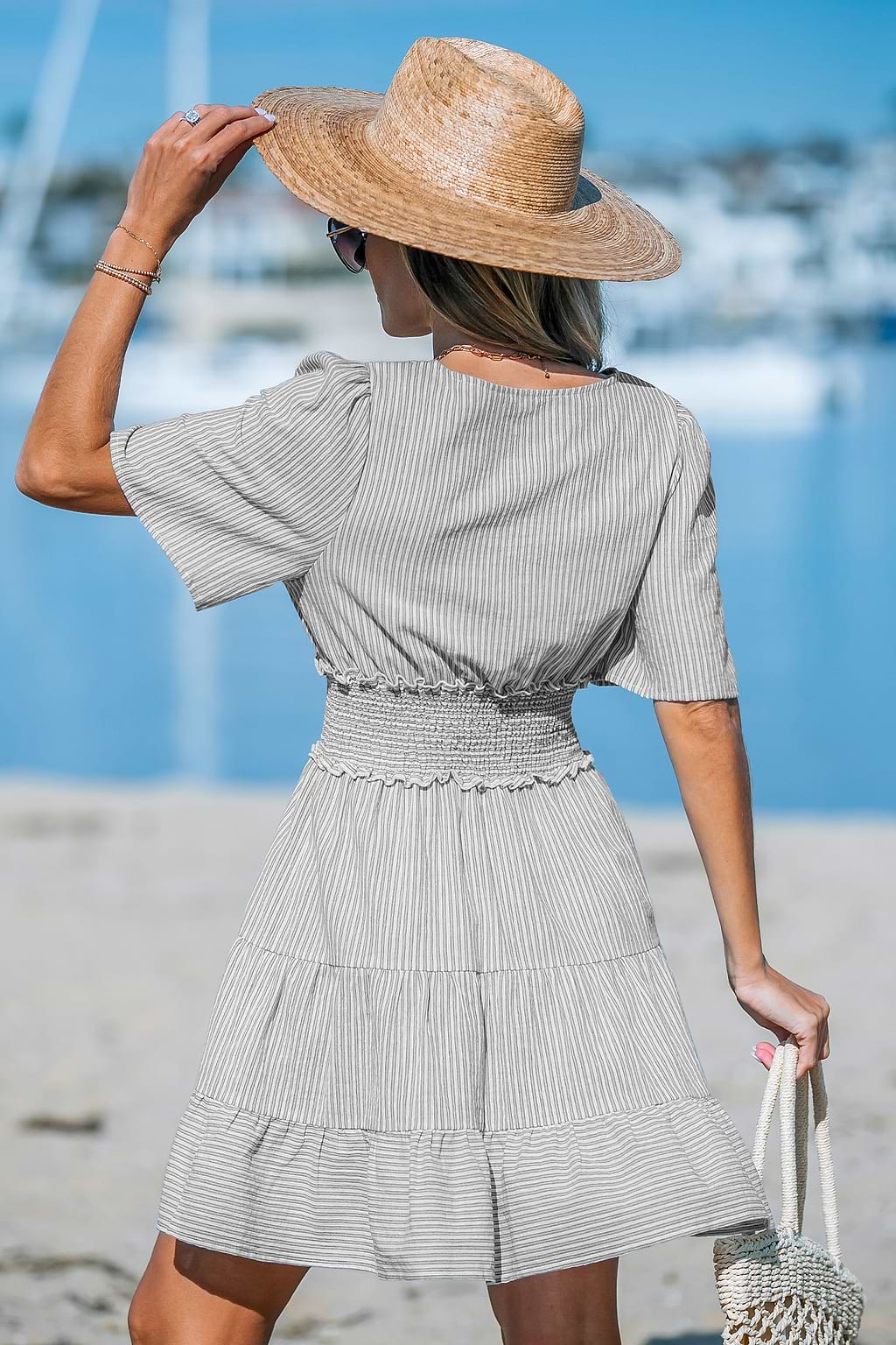 Minivestido con cintura fruncida a rayas en blanco y negro