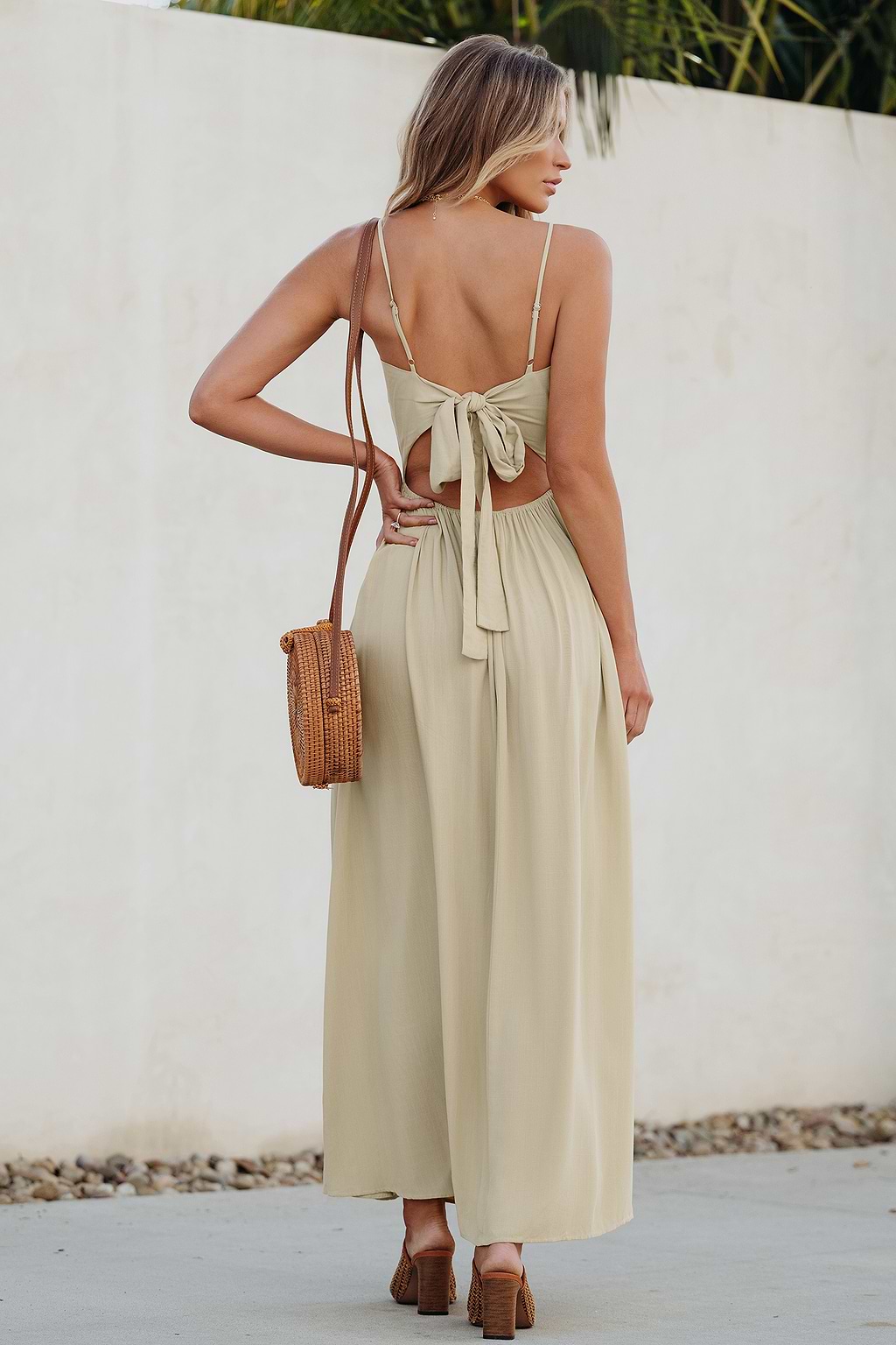 Robe maxi avec col en cœur torsadée et trou de serrure abricot