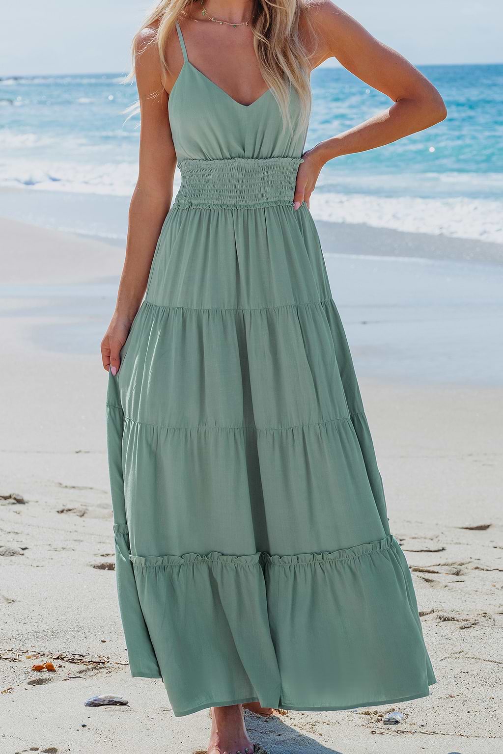 Vestido largo con dobladillo con volantes y cintura fruncida sin mangas color salvia