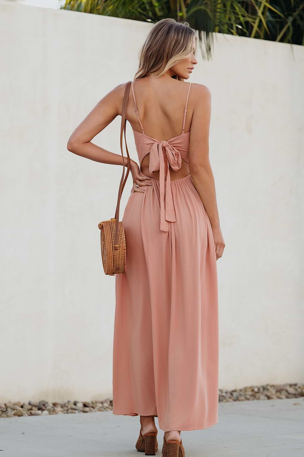 Vestido largo rosa con escote en forma de corazón y abertura en la parte delantera