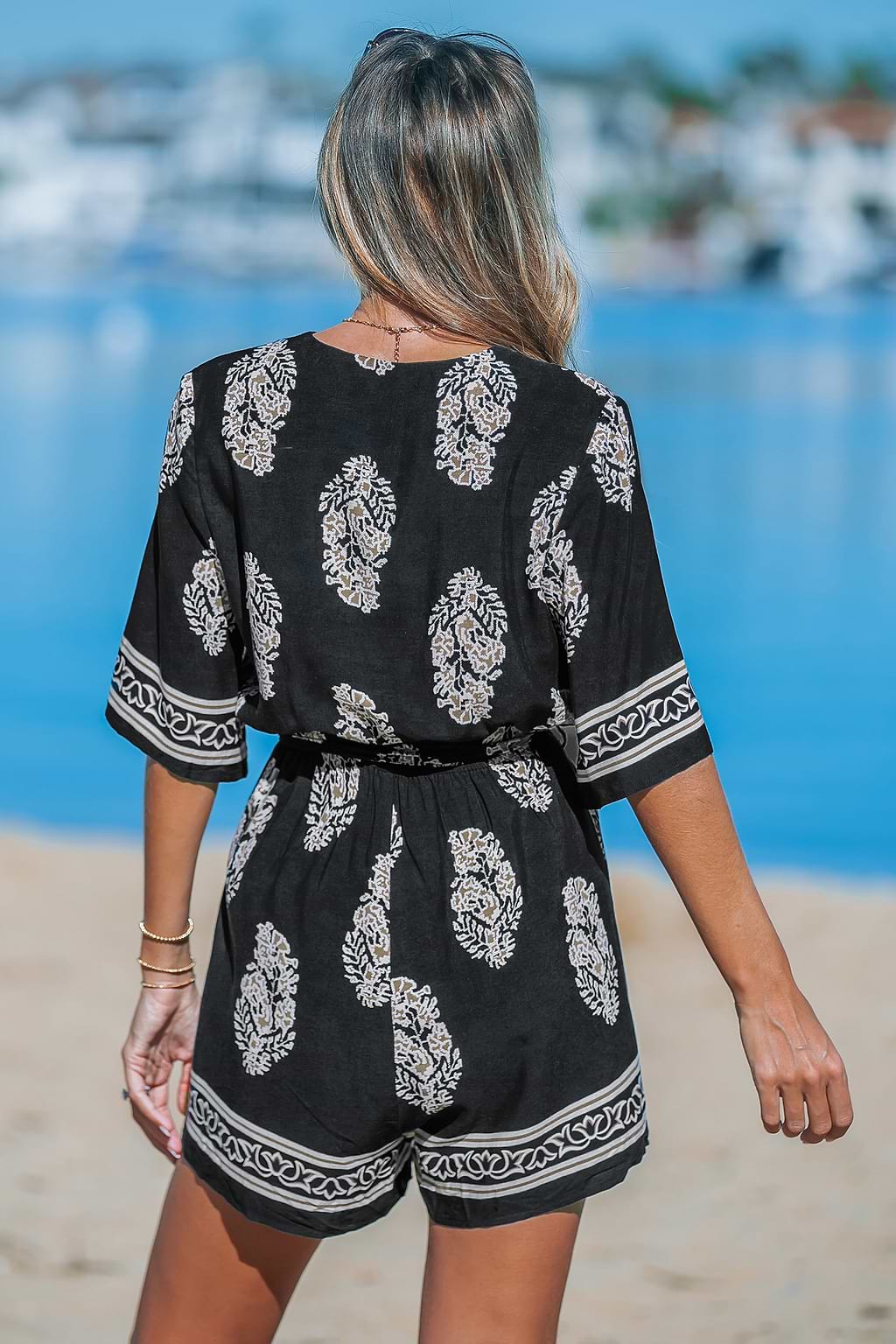 Combishort ample avec col surplis à fleurs abstrait