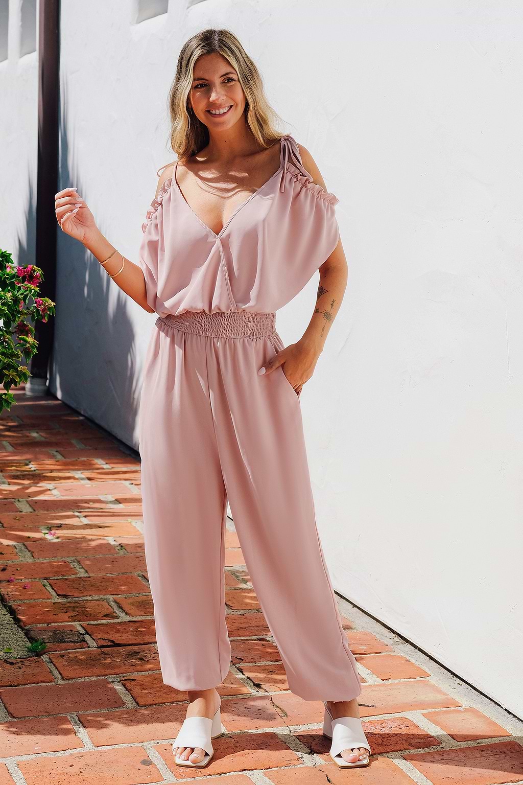 Rosa Jumpsuit mit V-Ausschnitt und spitz zulaufendem Bein