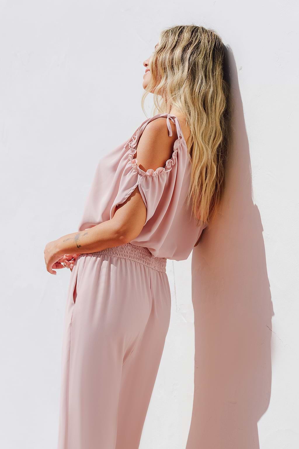 Rosa Jumpsuit mit V-Ausschnitt und spitz zulaufendem Bein