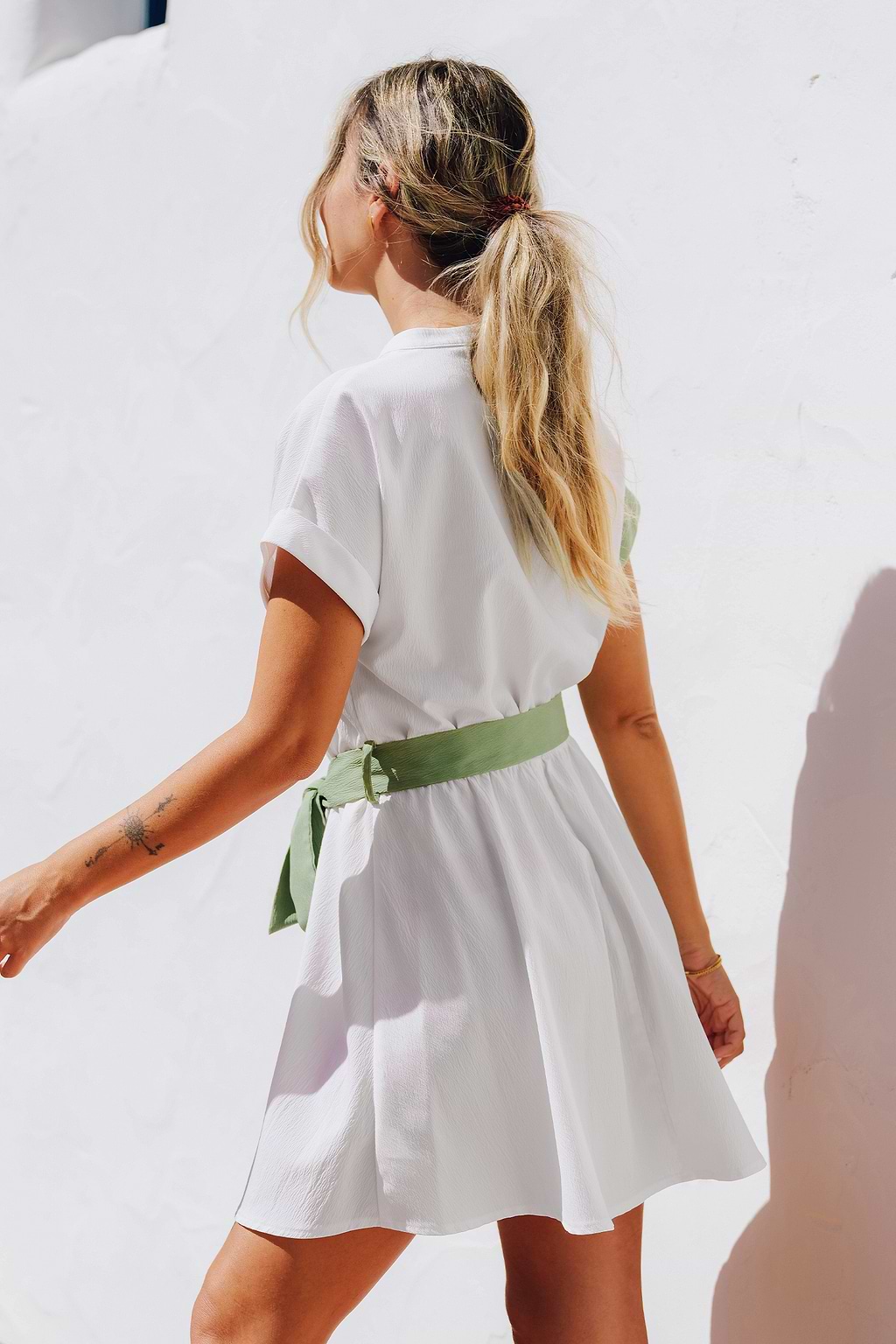Vestido con botones delanteros en bloques de color verde y blanco