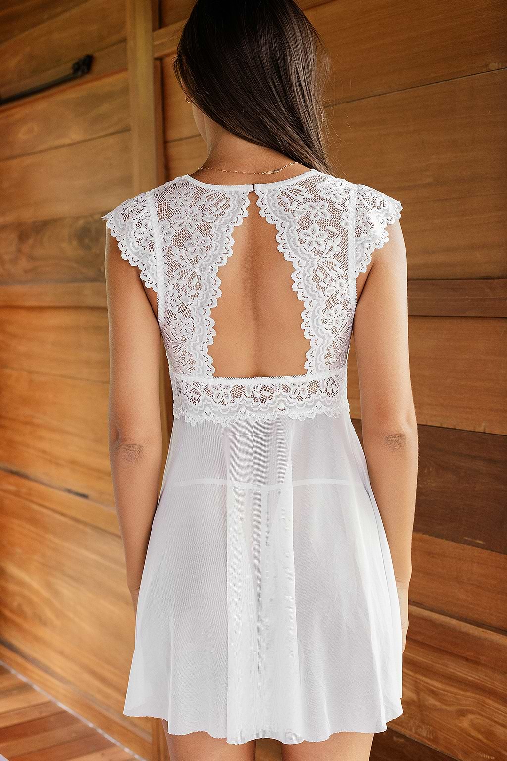 Przezroczysta biała koronkowa sukienka wieczorowa