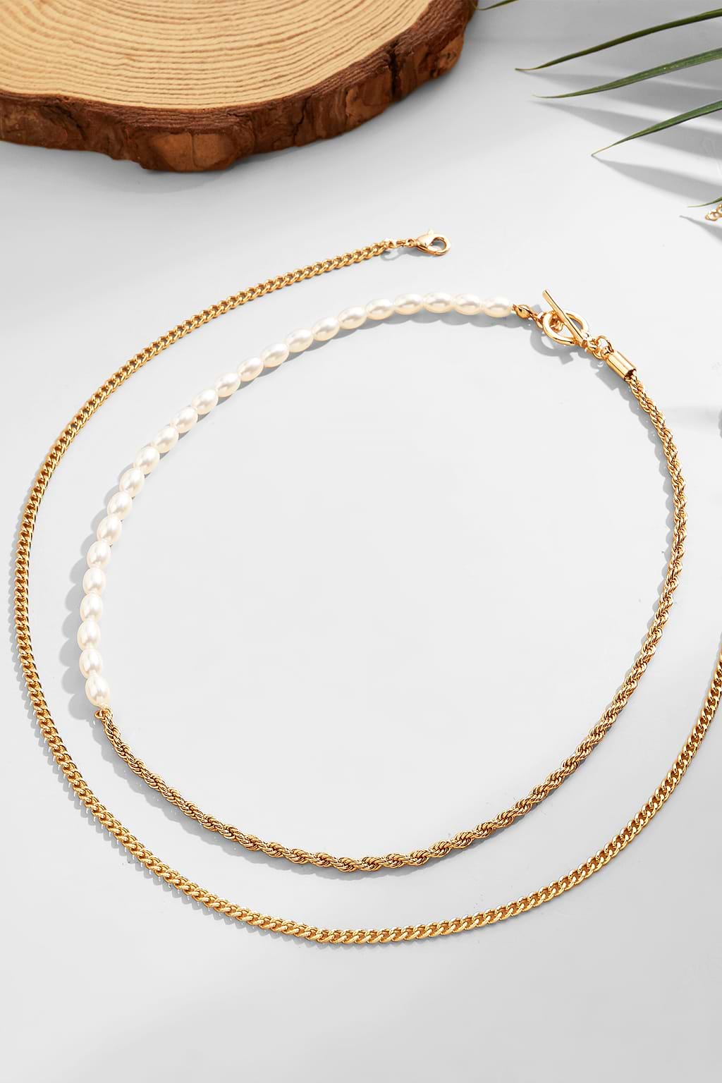 Goldfarbenes Halsketten-Set mit Kunstperlen