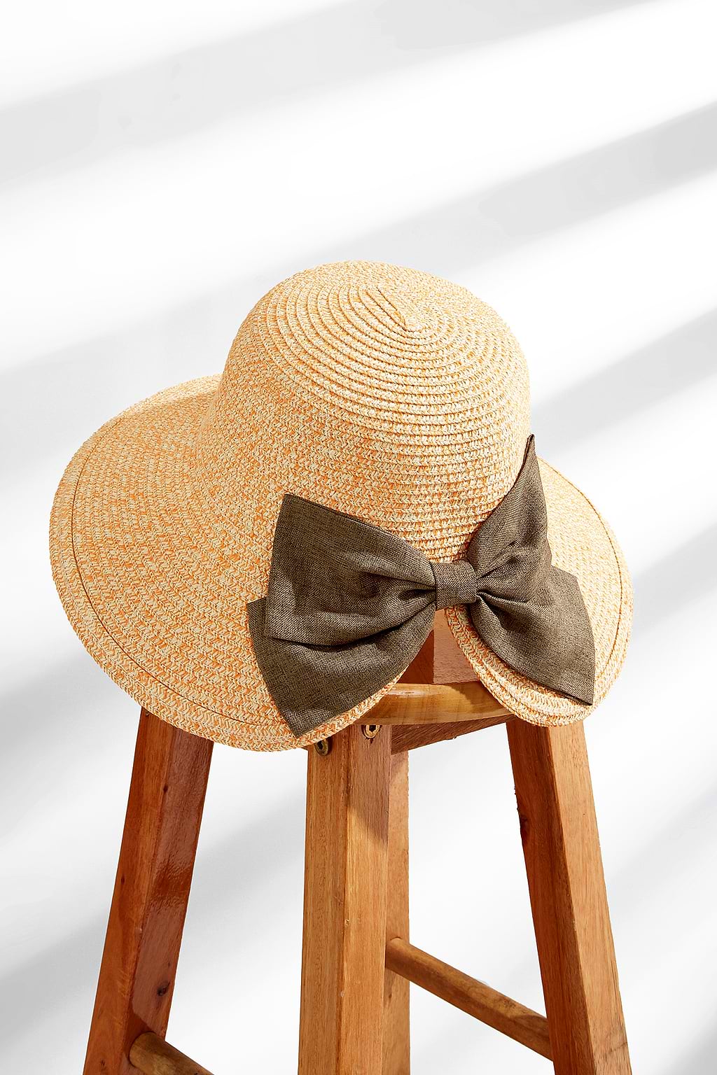 Sombrero de paja de ala ancha con espalda plana y lazo marrón