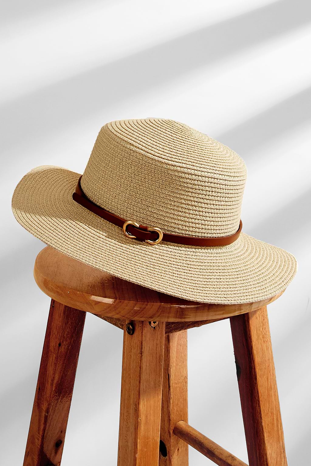 Sombrero de paja con banda de cuero sintético