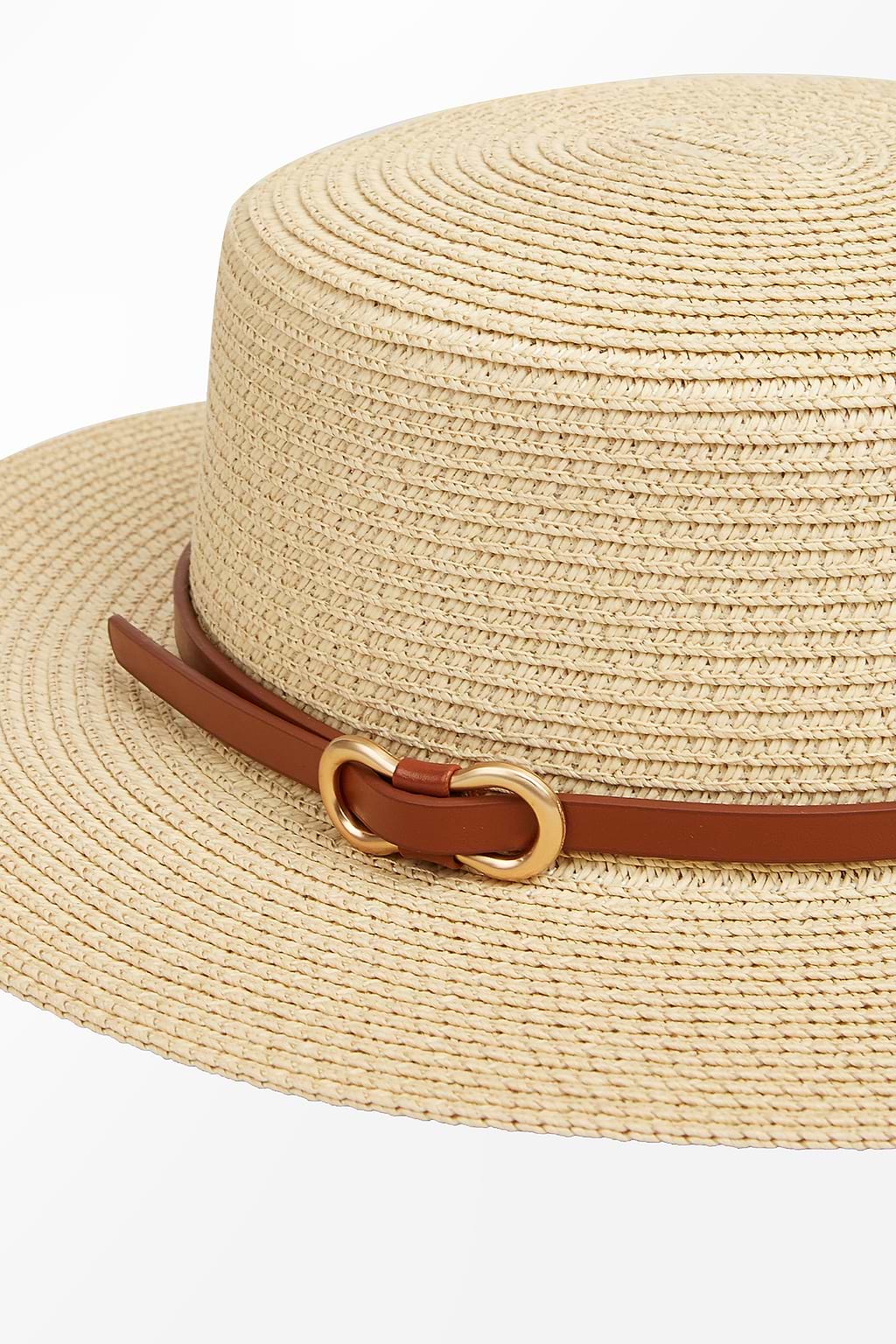 Sombrero de paja con banda de cuero sintético
