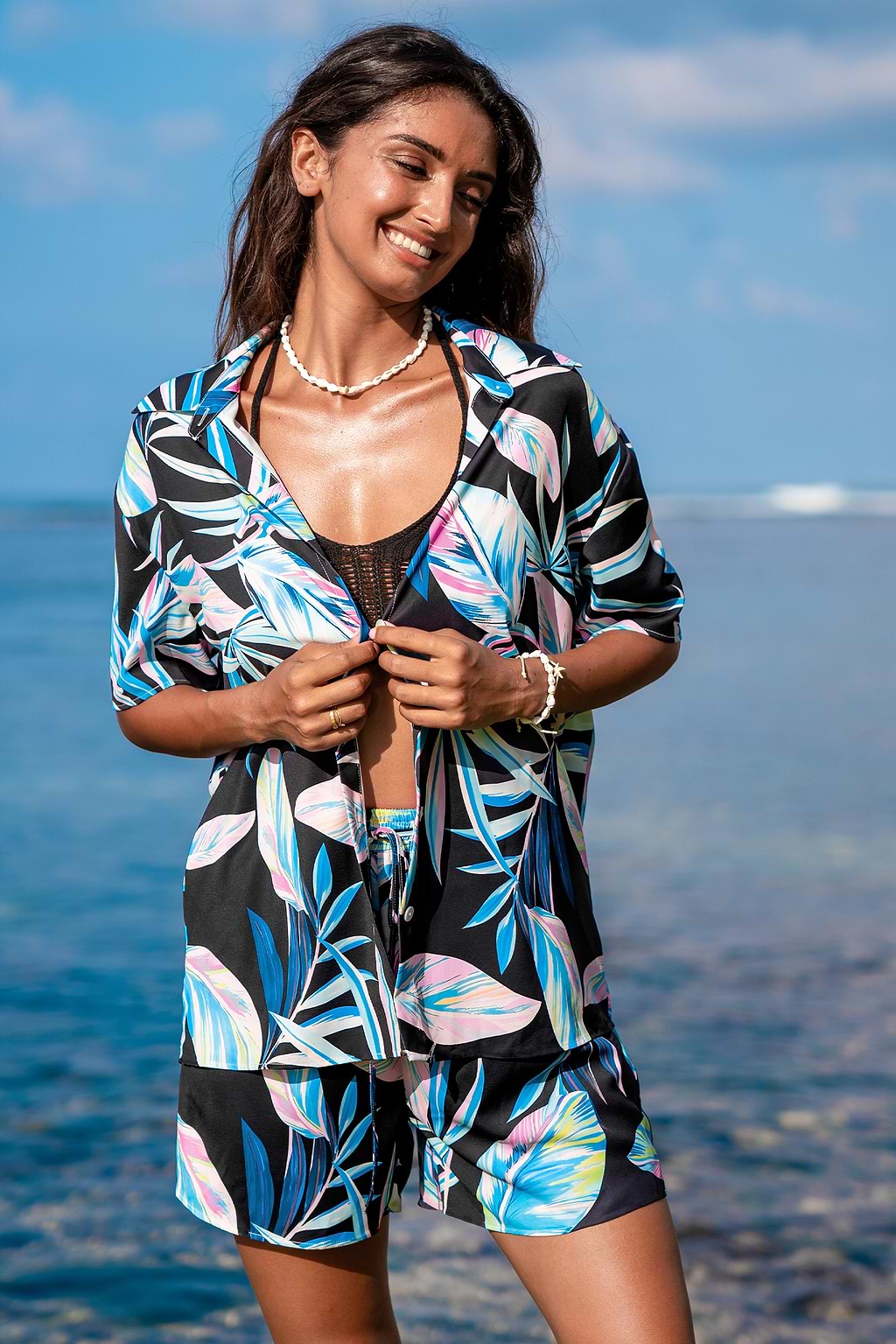 Blaue tropische Bluse und Kordelzug Shorts Set