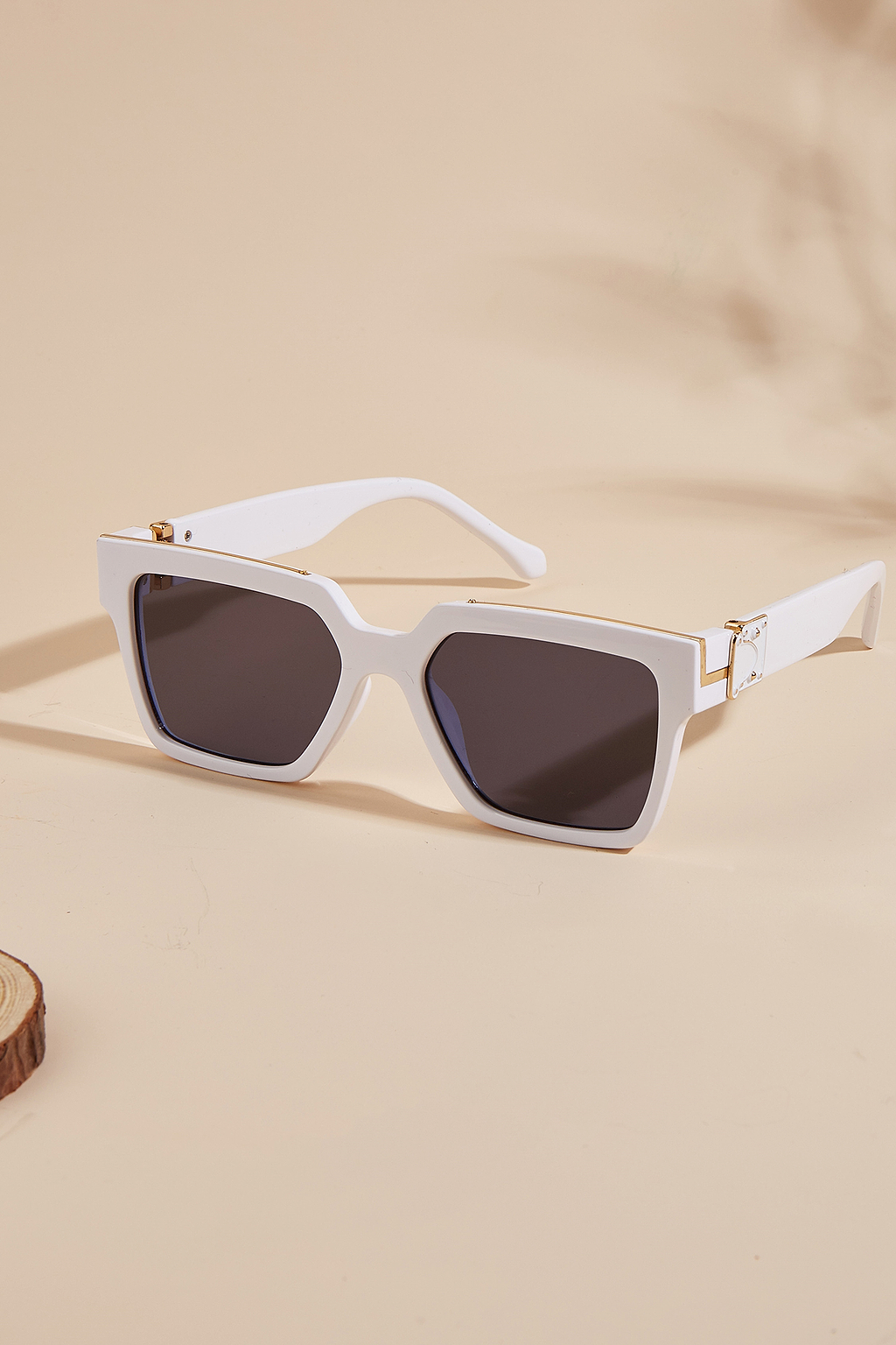 Lunettes de soleil blanches et en métal doré