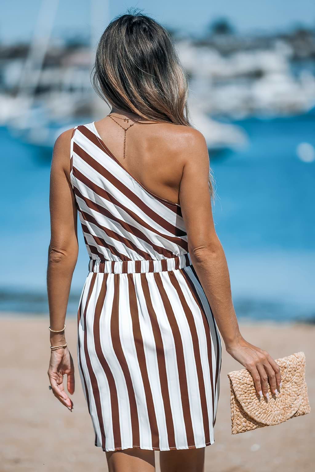 Asymetryczna sukienka mini na jedno ramię w brązowo-białe paski