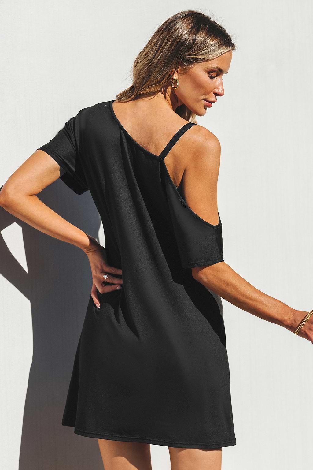 Zwarte asymmetrische jersey mini-jurk met uitsnijding