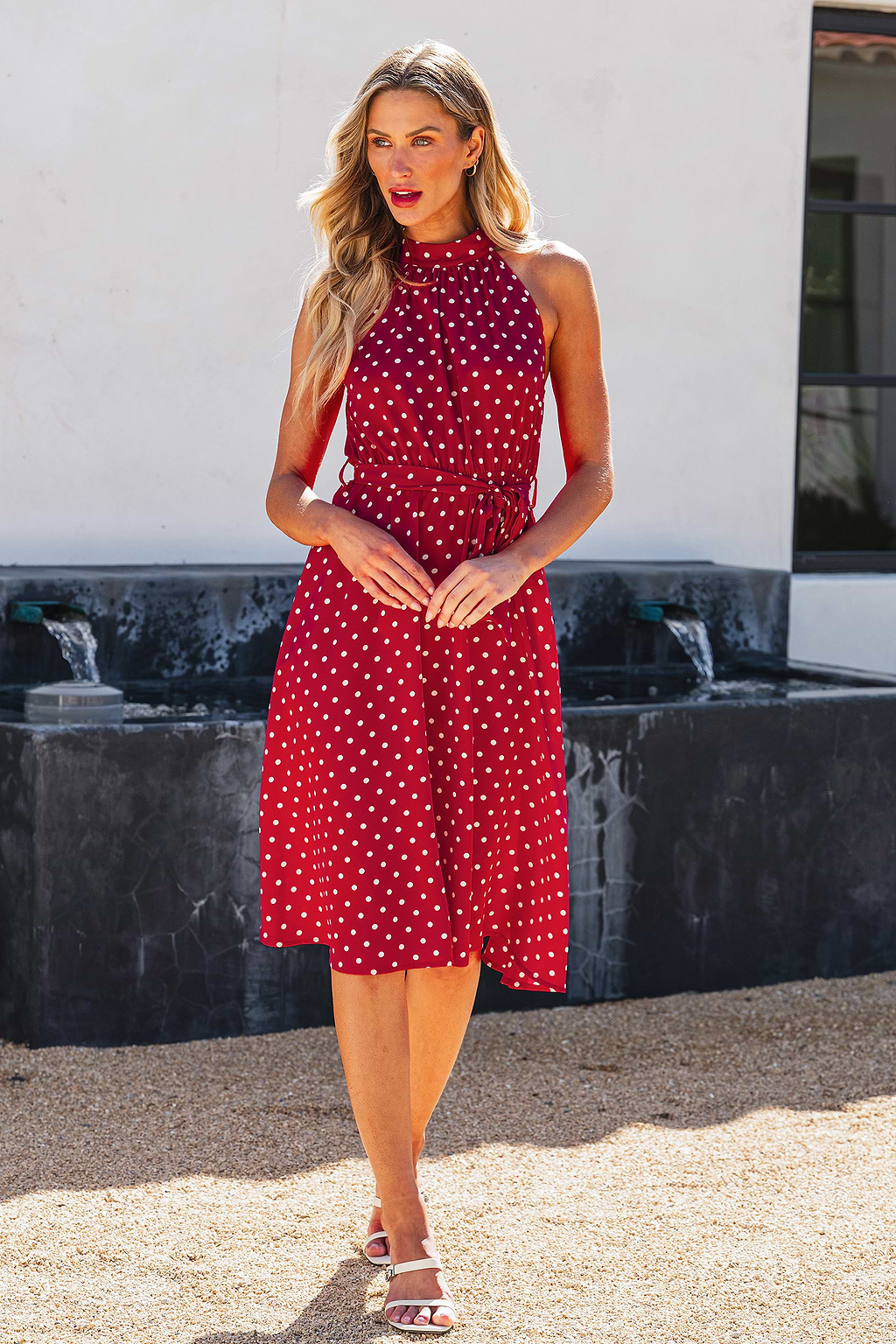 Rode mouwloze mini-jurk met hoge hals en stippen