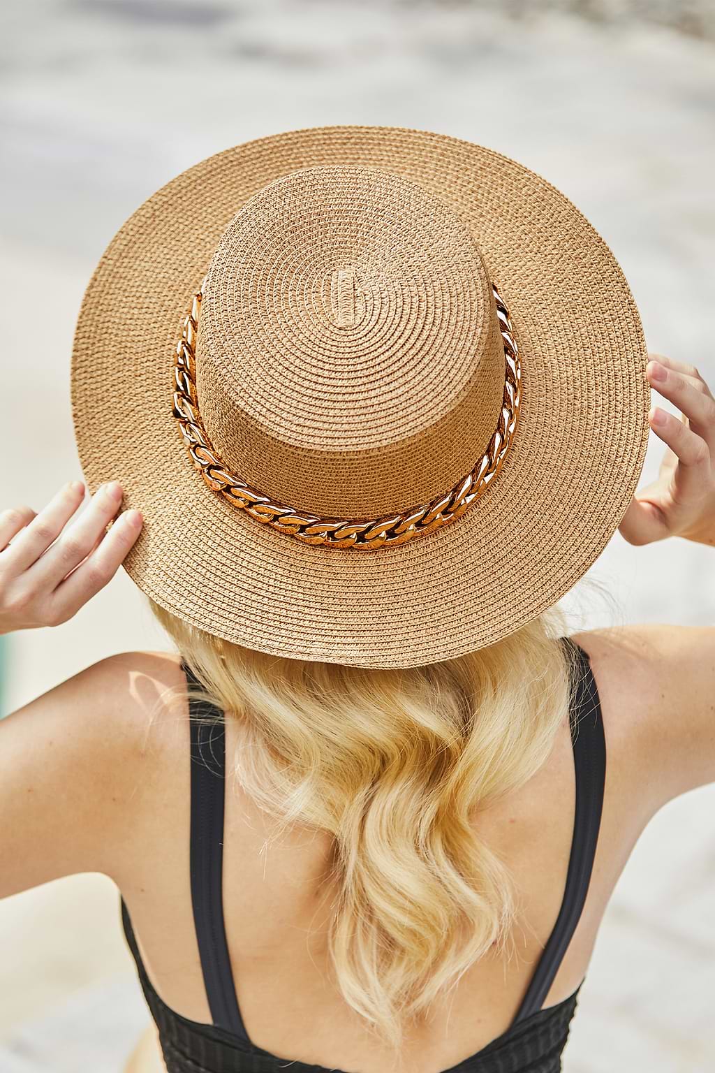 Cappello da paglietta in maglia di paglia e tonalità oro