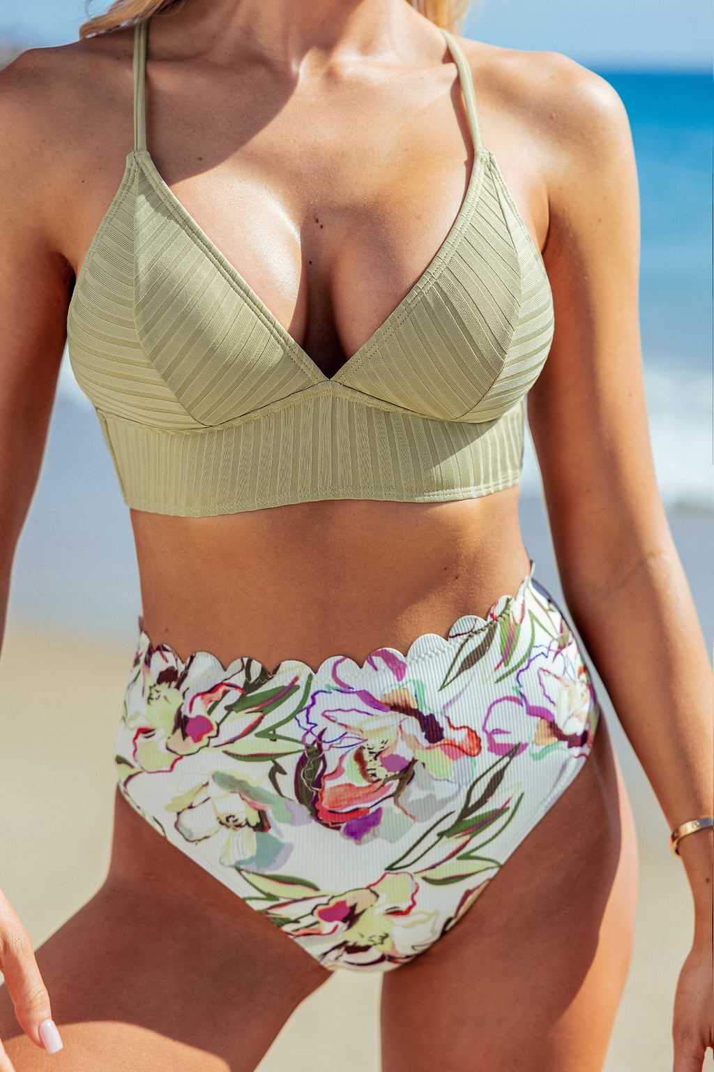 Geripptes Bikini-Oberteil & Tropische Cheeky Bikinihose