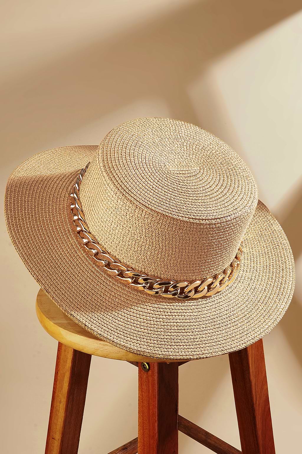 Cappello da paglietta in maglia di paglia e tonalità oro
