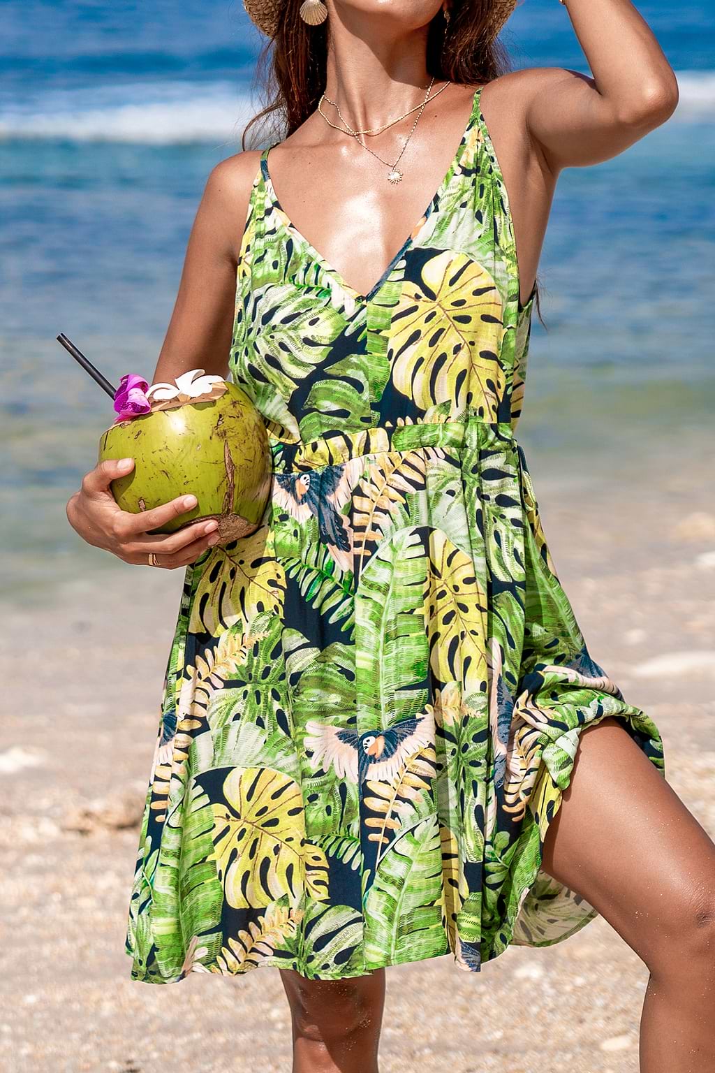 Mouwloze mini-jurk met tropische bladeren en tailleband