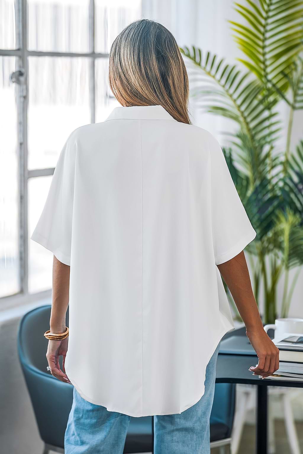 Blusa con botones y cuello blanco
