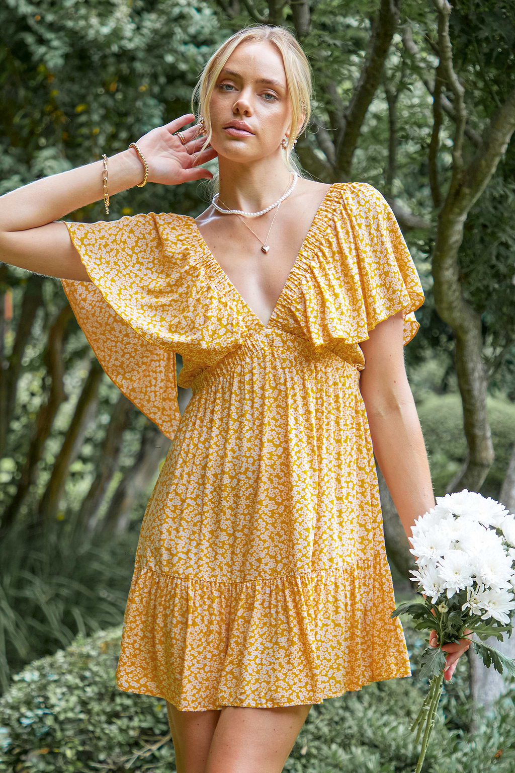 Minivestido con dobladillo con volantes y escote pronunciado