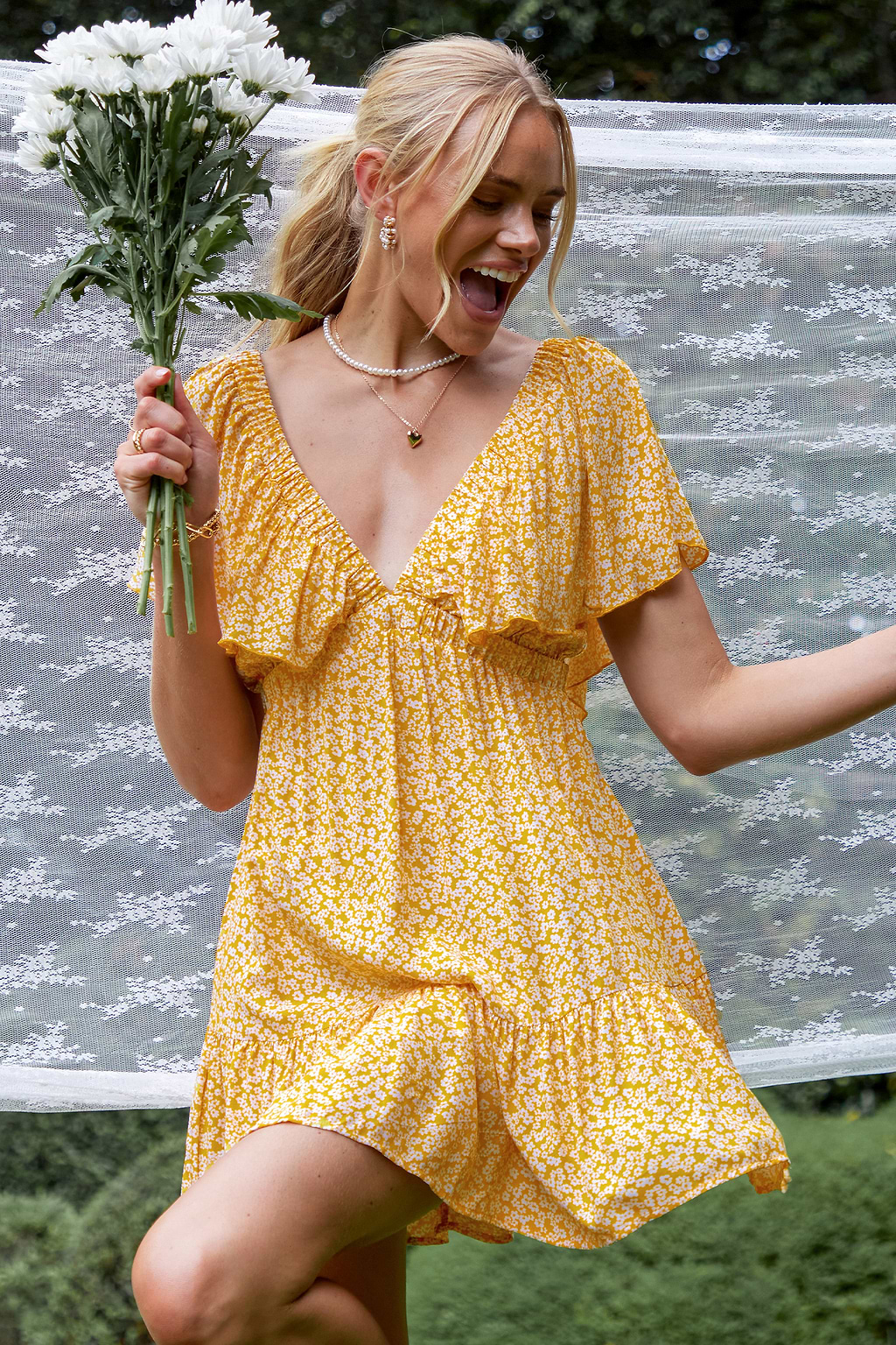 Ditsy mini-jurk met diepe ruches aan de zoom