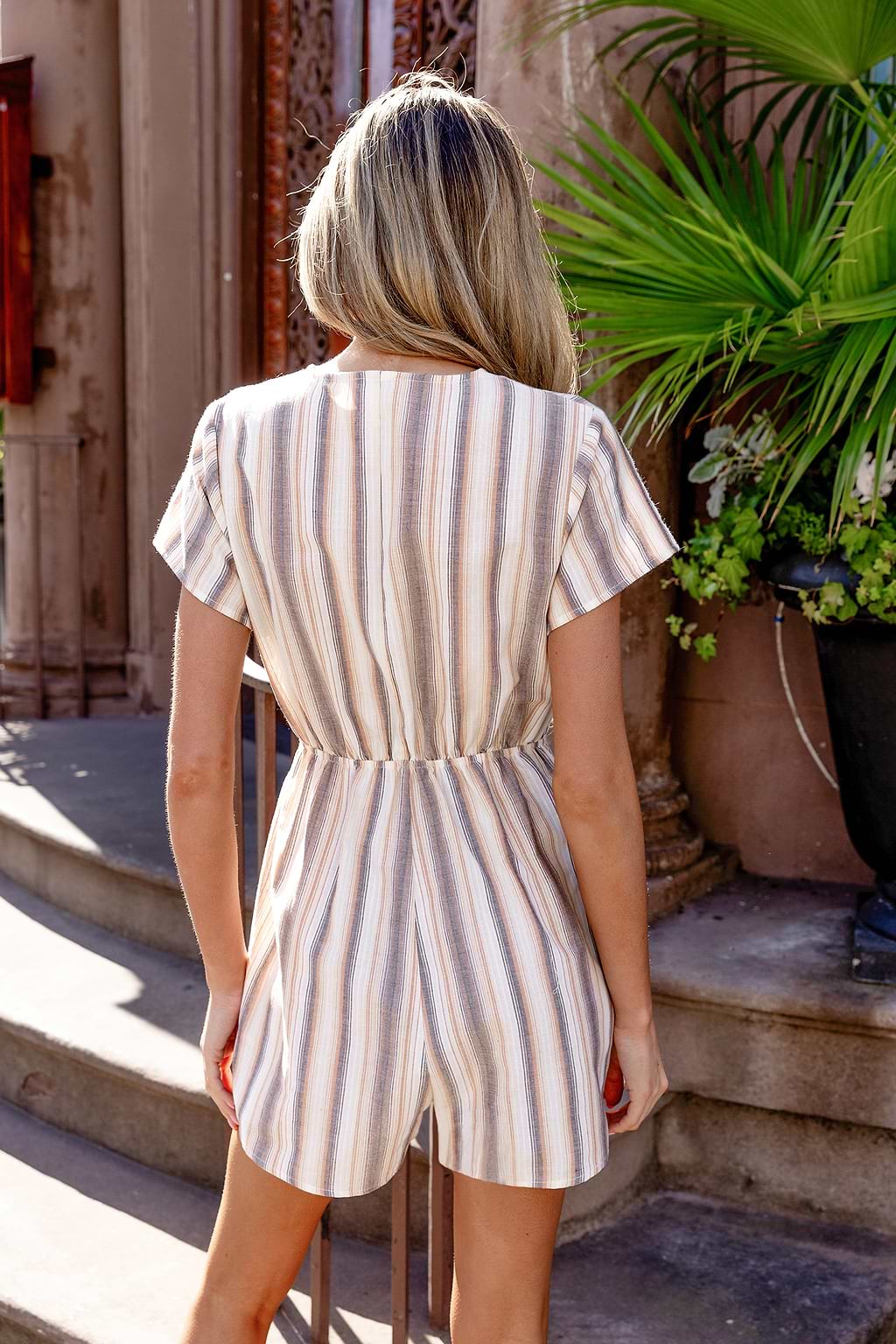 Gestreifter Kurzarm-Strampler zum Schnüren