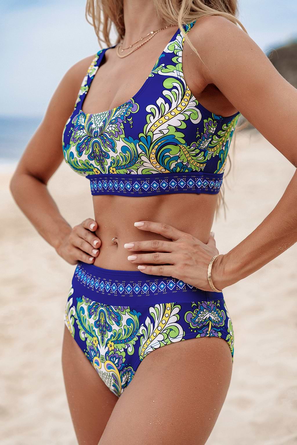 Verziertes Bikini-Oberteil und High Rise Bikinihose