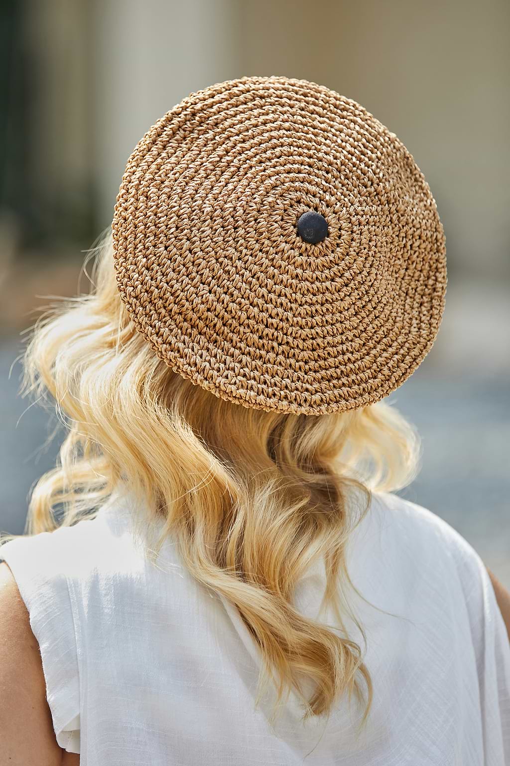 Sombrero paje con bloques de color negro y paja