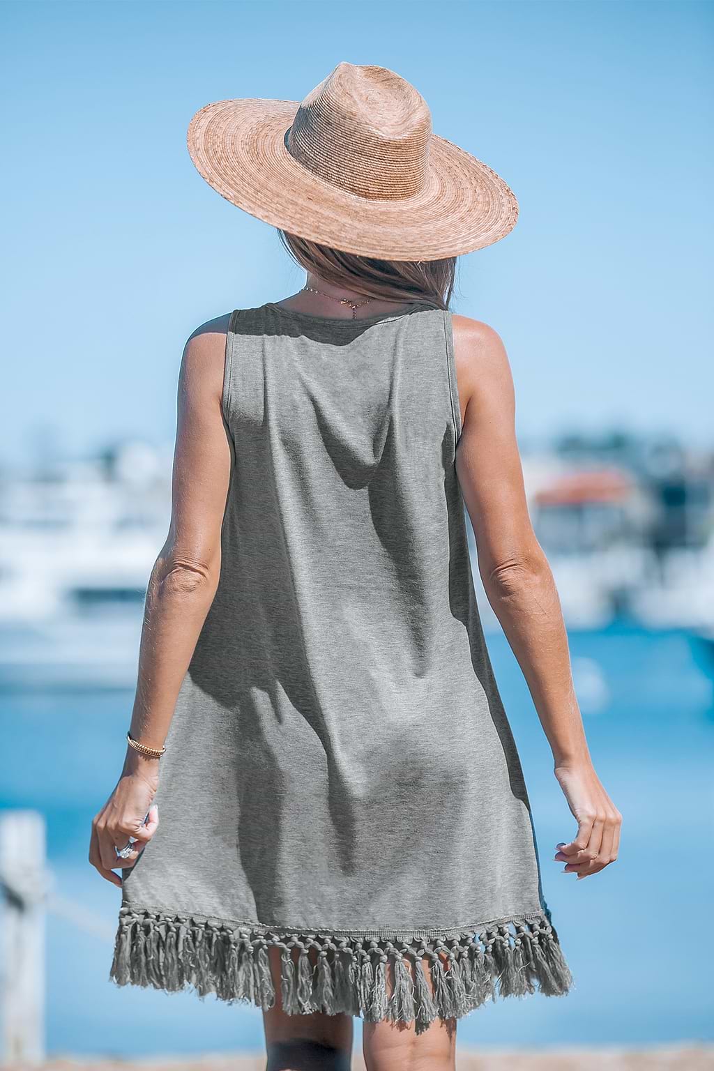 Ärmelloses Minikleid mit Rundhalsausschnitt und Quastensaum