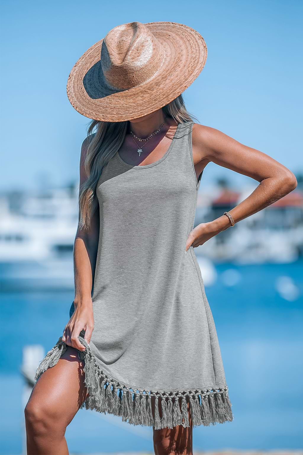 Ärmelloses Minikleid mit Rundhalsausschnitt und Quastensaum