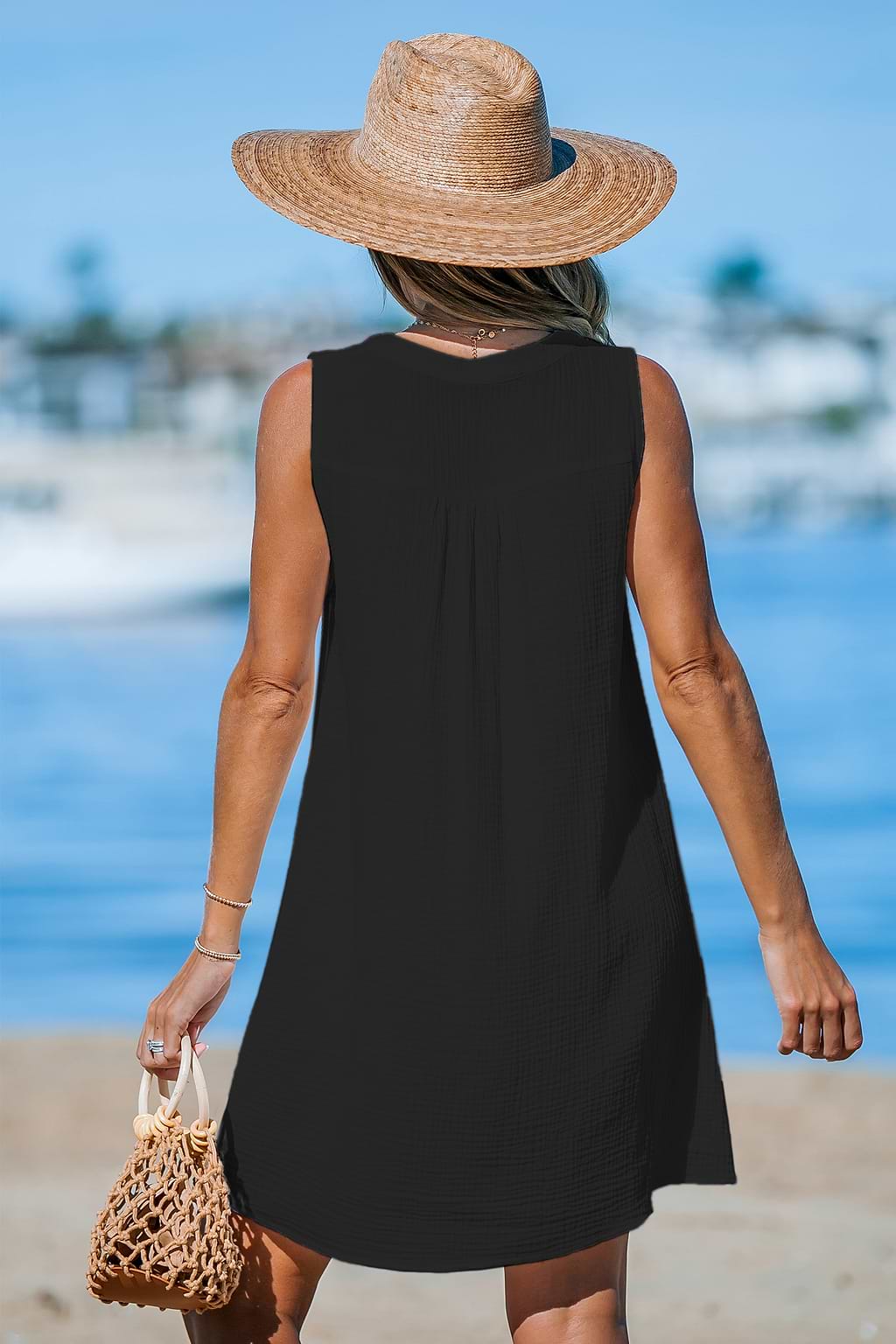 Vestido corto negro sin mangas con efecto arrugado