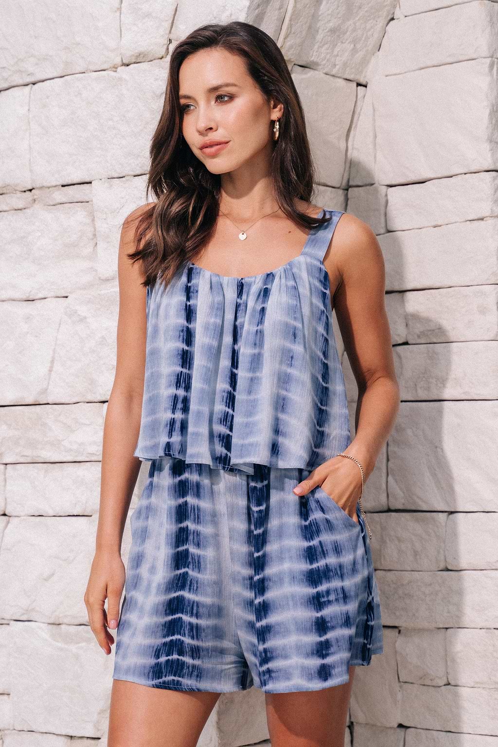 Mono con pernera holgada y corpiño con volantes y cuello cuadrado teñido anudado