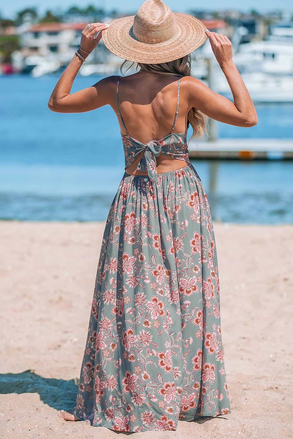 Vestido largo con escote en forma de corazón y abertura floral rosa