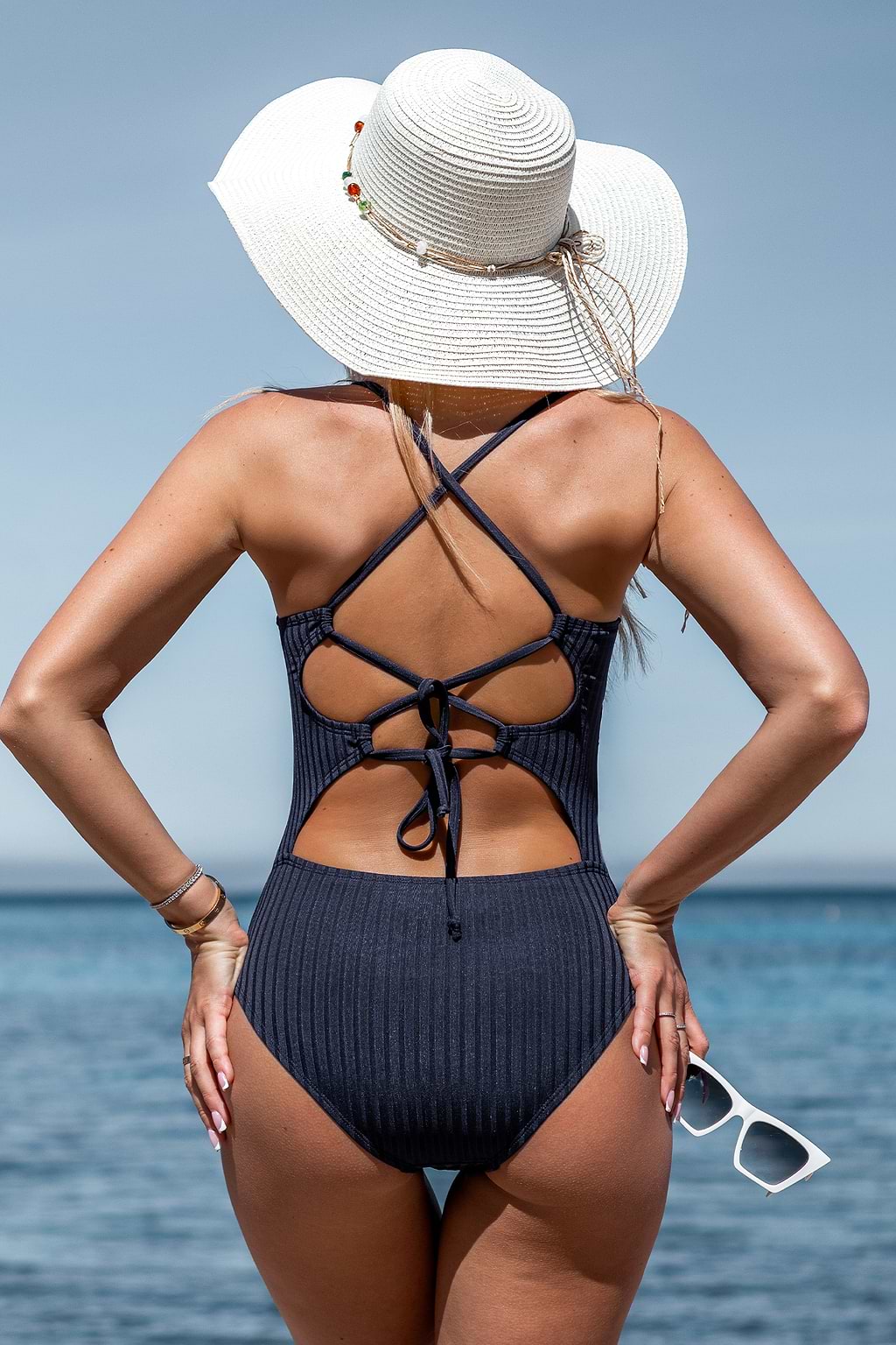 Marineblauer gerippter Badeanzug mit Rundhalsausschnitt