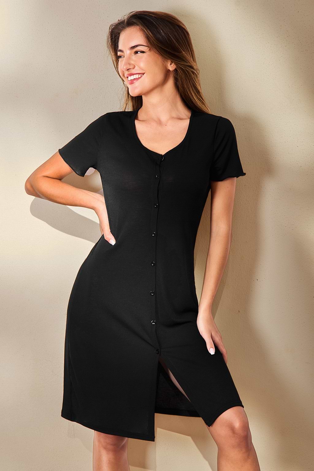 Vestido negro de manga corta con botones delanteros