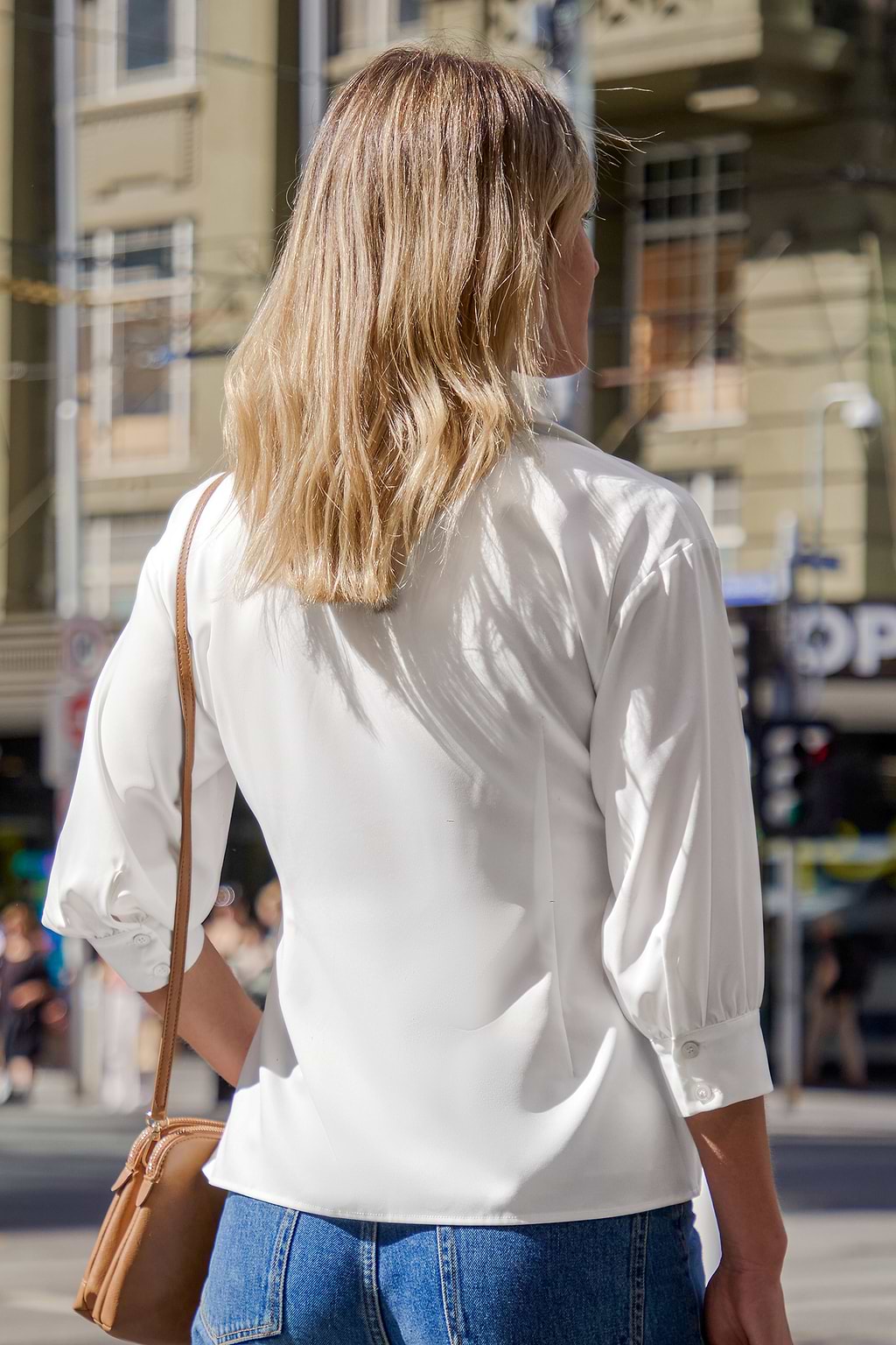Blusa blanca con botones delanteros y cuello