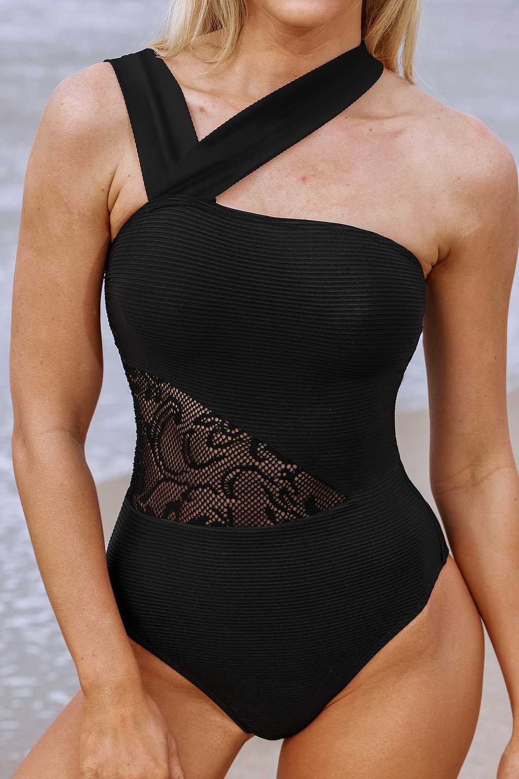 Traje de baño atrevido de encaje negro acanalado