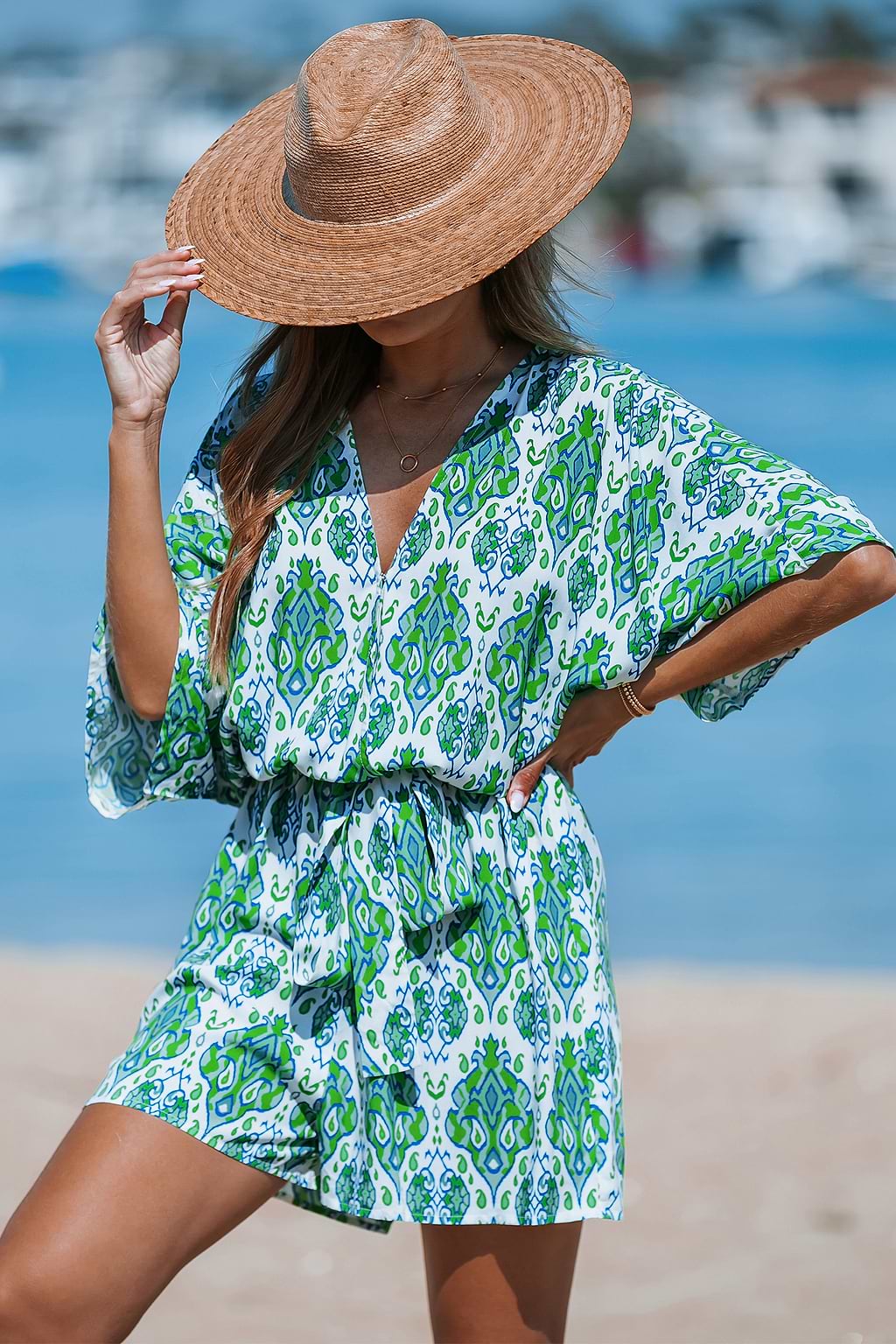 Grüner Boho-Romper mit weitem Bein