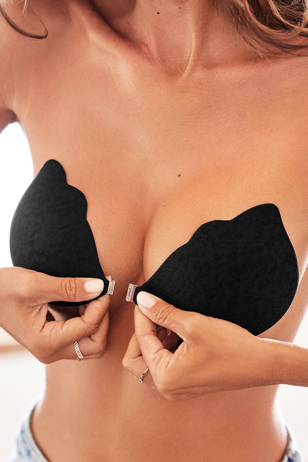 Sujetador adhesivo negro festoneado