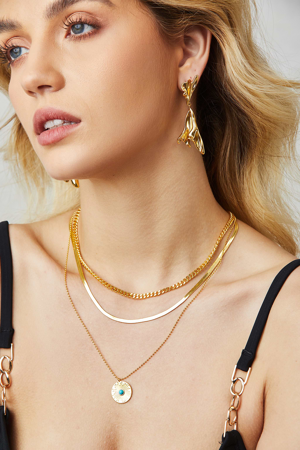Goldfarbenes Halsketten-Set mit gemischten Ketten