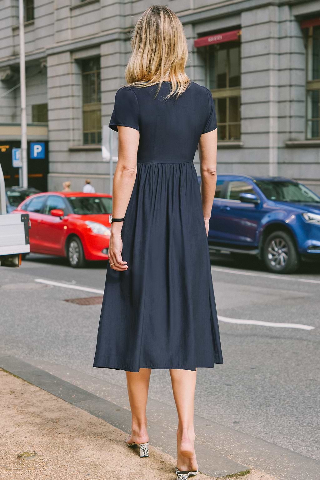 Zwarte midi-jurk met korte mouwen en knopen aan de voorkant