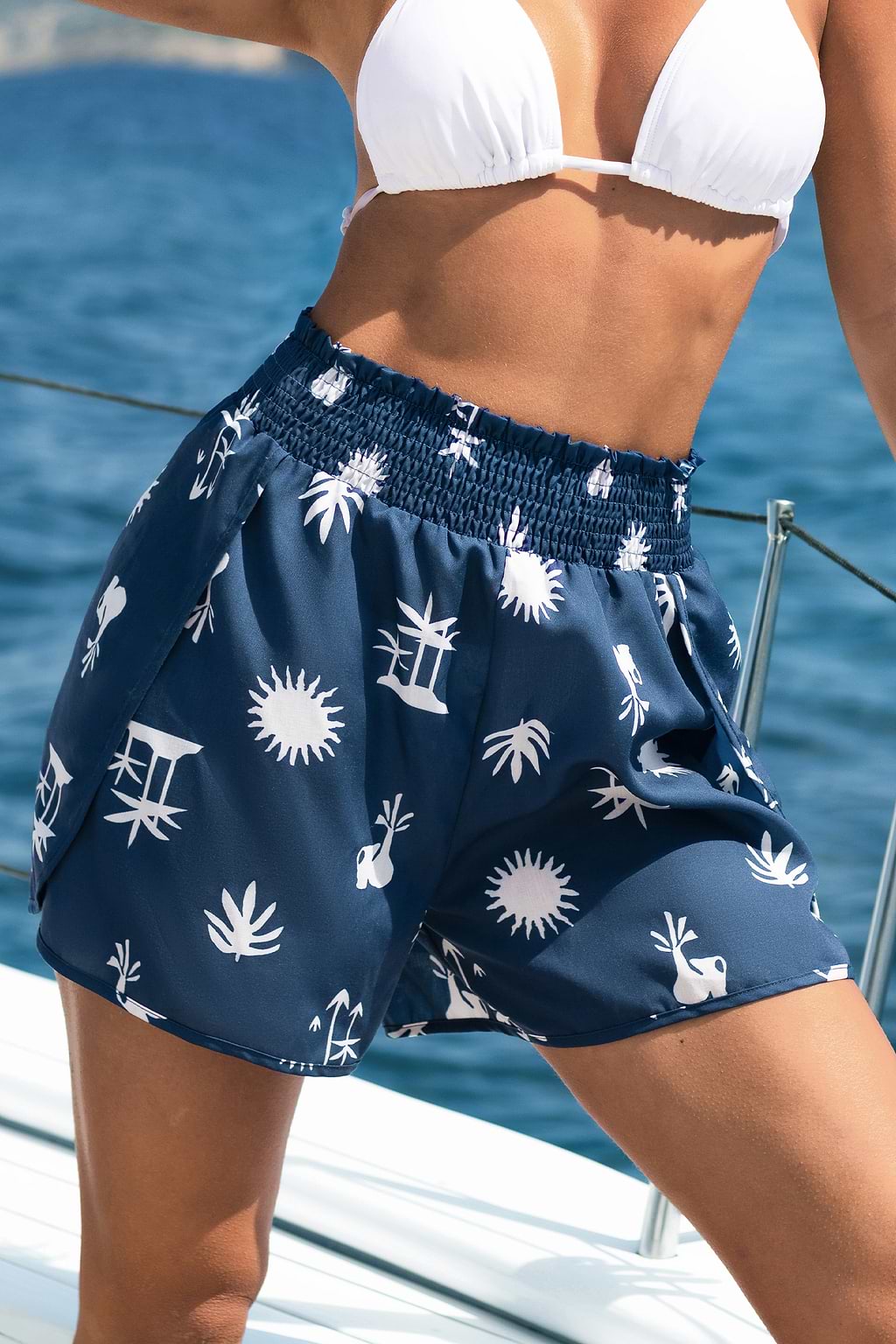 Pantalones cortos tipo pareo con cintura fruncida inspirados en el desierto azul marino