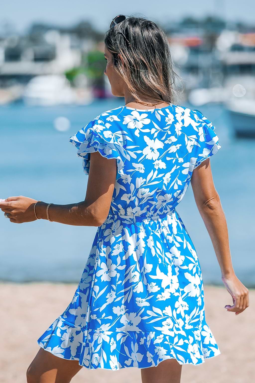 Blauwe gebloemde mini-jurk met gelaagde ruches aan de mouwen