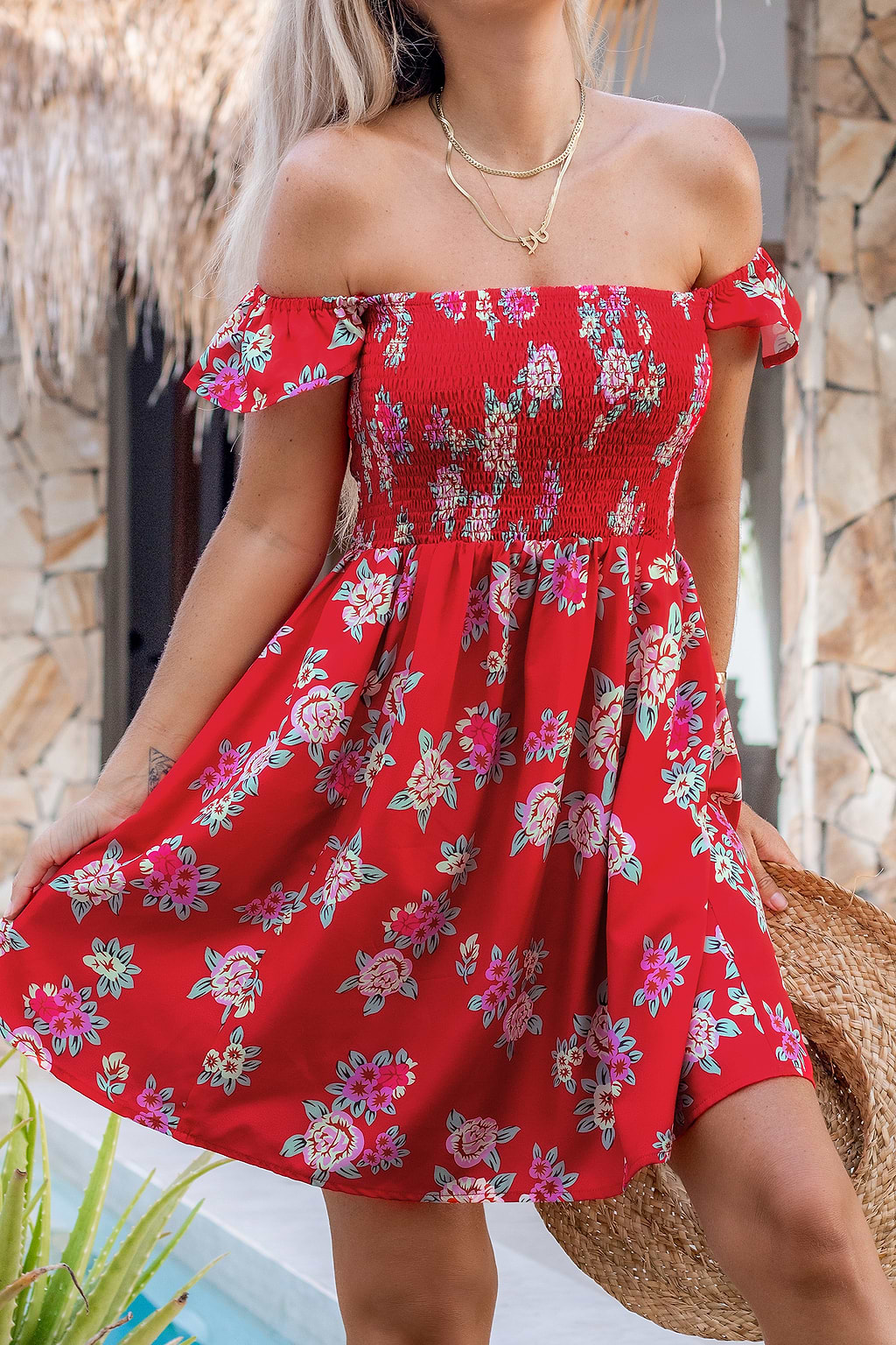 Rotes geblümtes schulterfreies Minikleid mit gesmoktem Oberteil