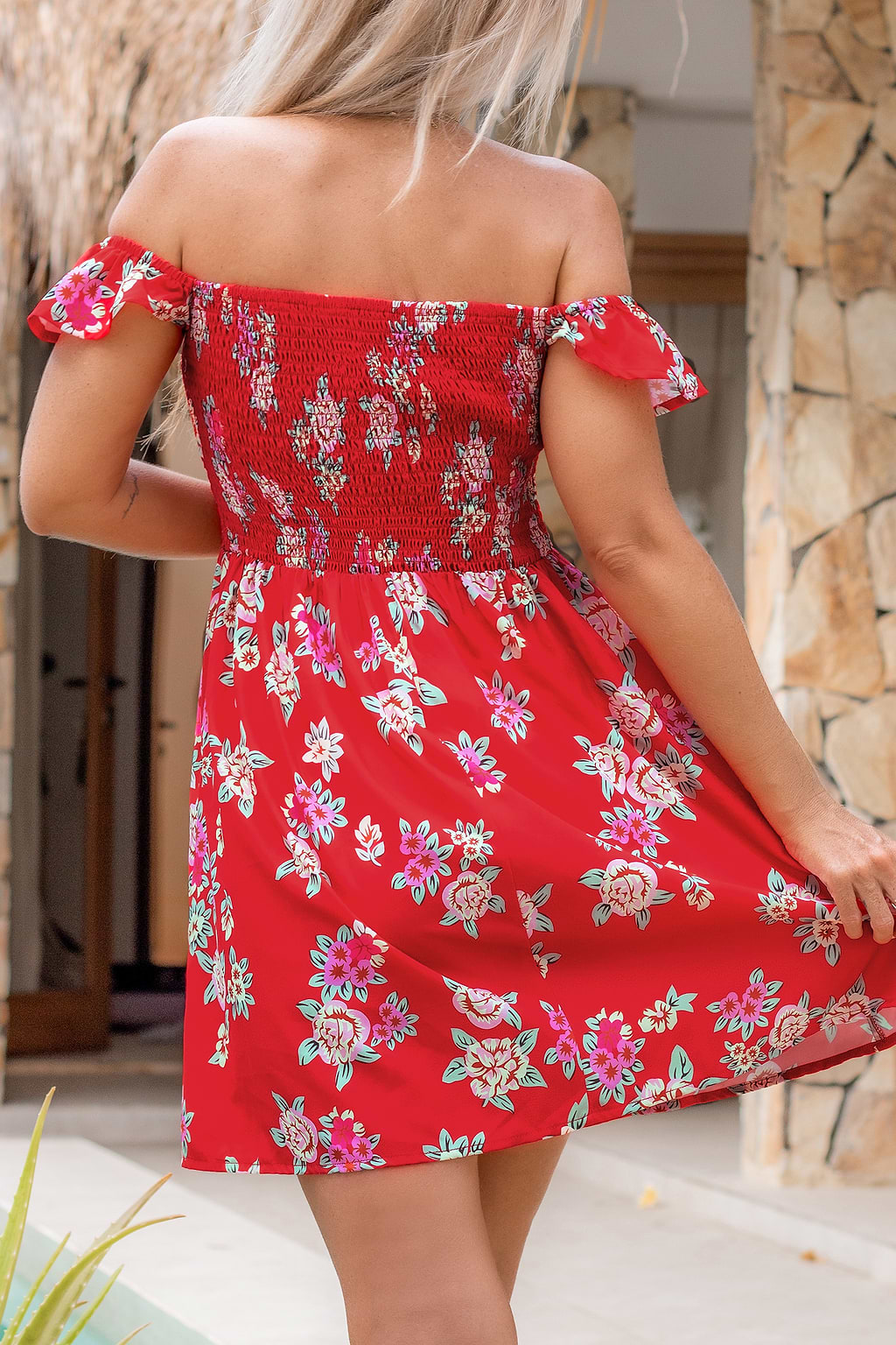 Rotes geblümtes schulterfreies Minikleid mit gesmoktem Oberteil