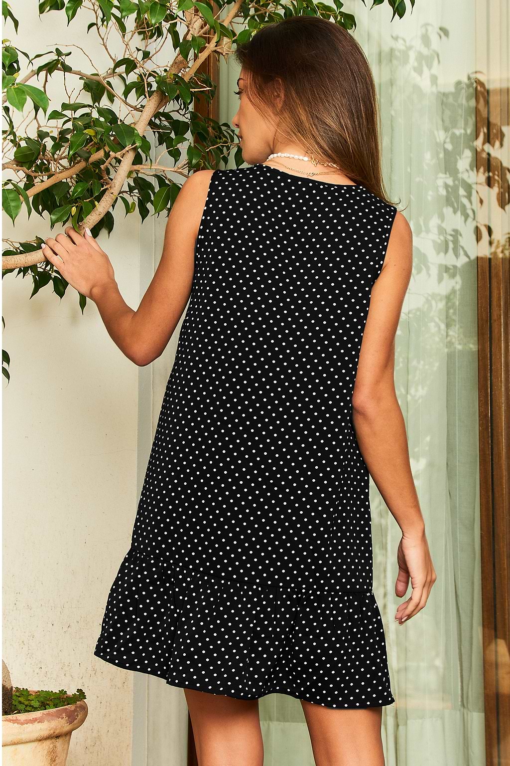 Schwarz-weißes gepunktetes ärmelloses Minikleid mit Volants